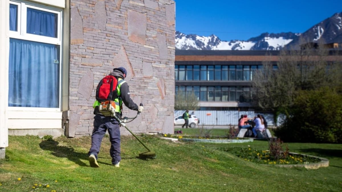 La Municipalidad de Ushuaia continúa con las tareas de mantenimiento en los espacios verdes de la ciudad