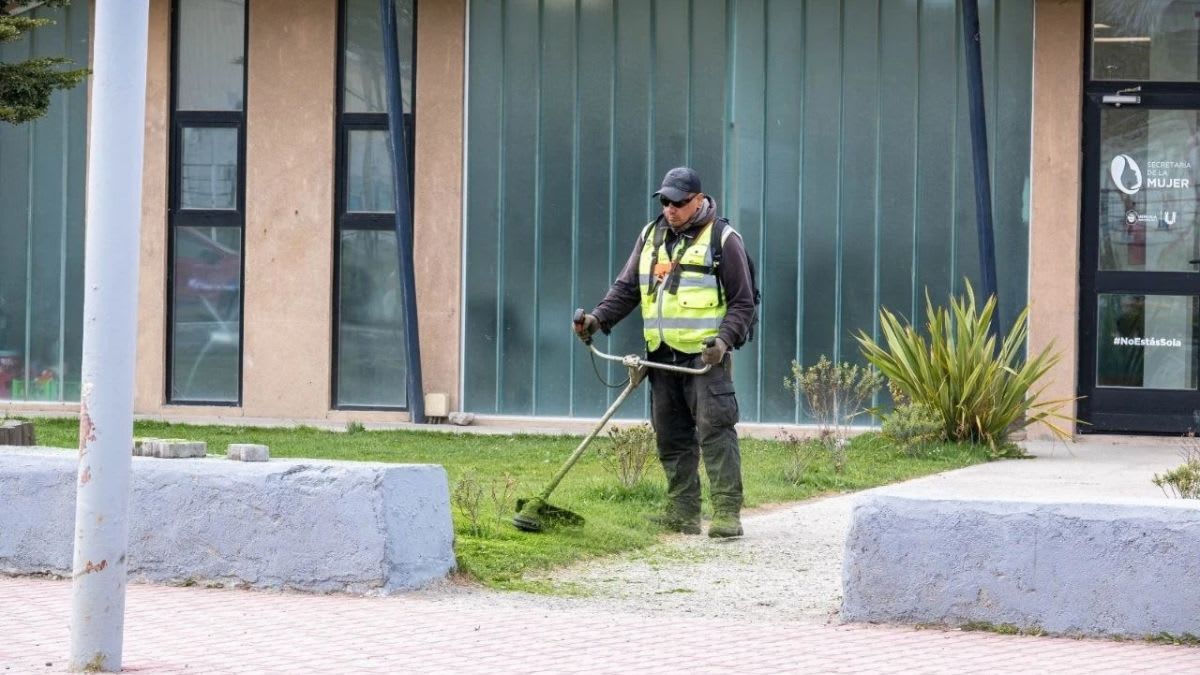 Avanzan las tareas de mantenimiento y embellecimiento en distintos espacios verdes de Ushuaia