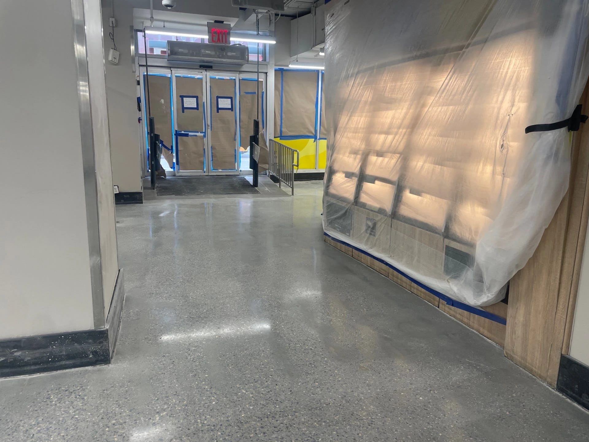 Concrete floor at the Lidl Harlem entrance