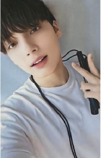 Huening Kai's Weverse B-1 Photocard