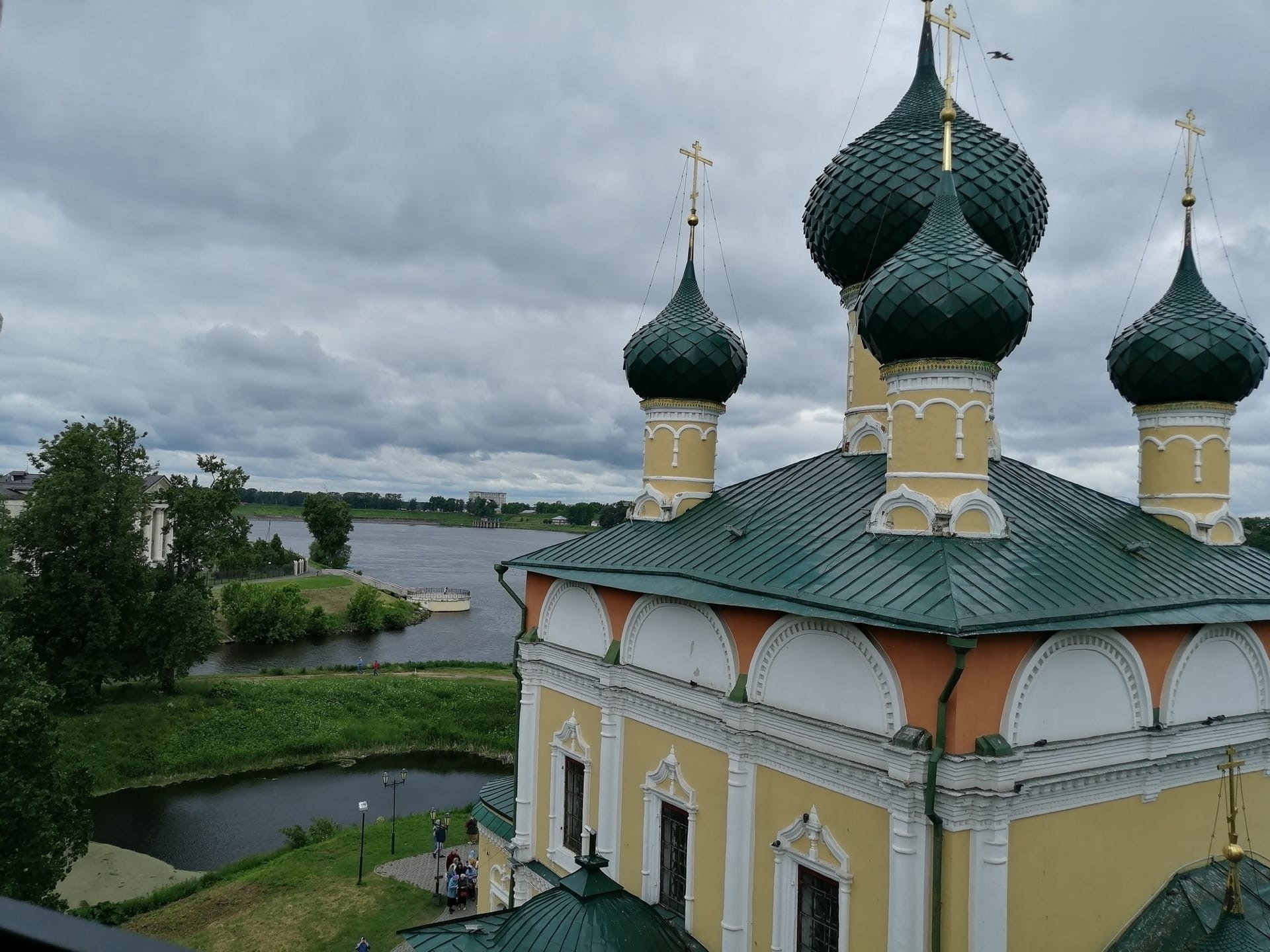 Углич желтая Церковь с зелеными куполами