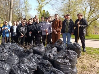 В Ожерелье подмосковной Каширы провели очередной субботник