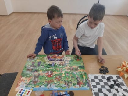 В Зарайской Центральной библиотеке для участников проекта «БиблиоНяня» прошла веселая викторина по детским произведениям «Самый. Самая. Самое».