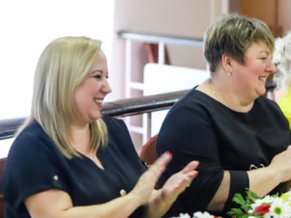 Прекрасная половина населения подмосковной Каширы принимает поздравления с 8 Марта