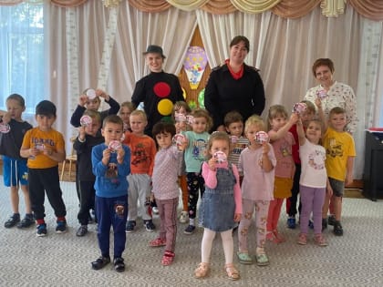 Полицейские в Павловском Посаде провели акцию «Знакомство со светофором» для воспитанников детского сада