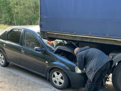 Водитель легковушки влетел под фуру в городском округе Чехов и чудом выжил