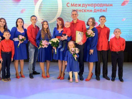 Жительниц Подольска поздравили с наступающим 8 Марта