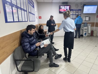 В Наро-Фоминске сотрудники Госавтоинспекции провели беседы с посетителями в рамках социального раунда «Маленький пассажир-большая ответственность!»