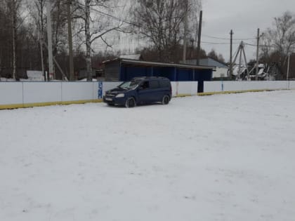 В хоккейных коробках округа начали готовить снежные «подушки»