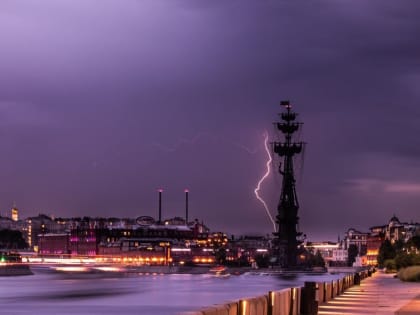 На Москву надвигаются шквалистый ветер и гроза