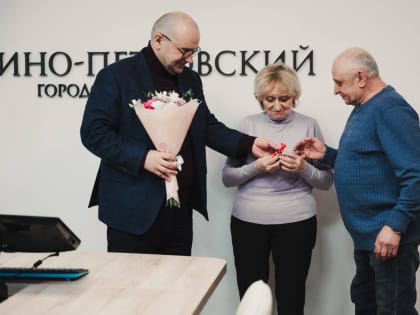 Партийцы торжественно вручили жителям ключи от квартир