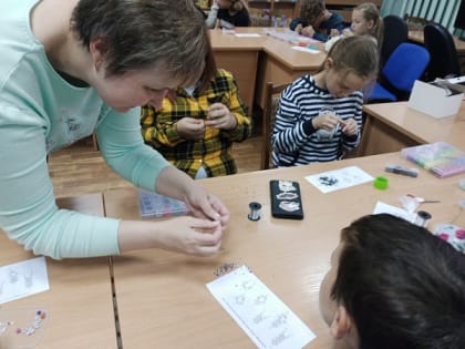 В Рузской библиотеке научились плести не только из бисера, но и из его остатков