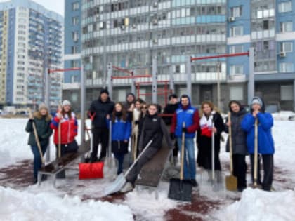 В Лобне очистили от снега спортивные площадки