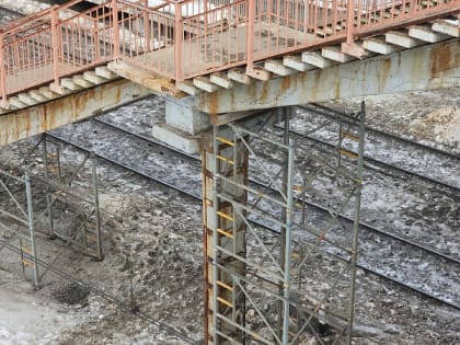 На воскресенском путепроводе ведётся реконструкция лестничных сходов