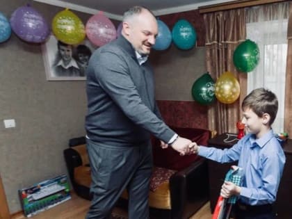 Глава округа Кашира Михаил Шувалов поздравил с Днем рождения сына участника СВО