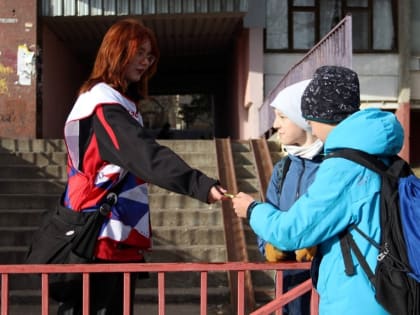 Молодогвардейцы и волонтёры Дзержинского раздали порядка 100 шоколадок жителям города