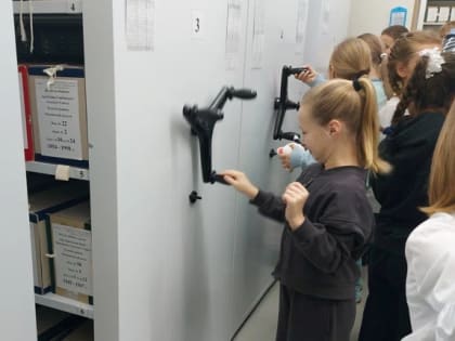 Гимназисты испытали удивление от увиденного в Рузском архиве