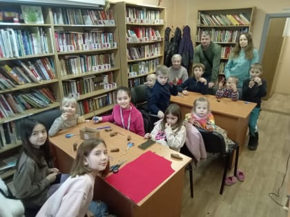 В Старорузской библиотеке делали гномиков из шишек