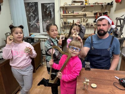 Юные тучковцы под музыку создавали новогодние игрушки