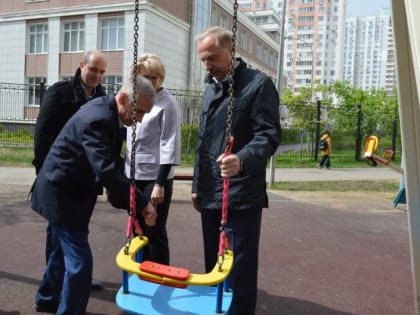 Партийцы проверили состояние детской площадки в Люберцах