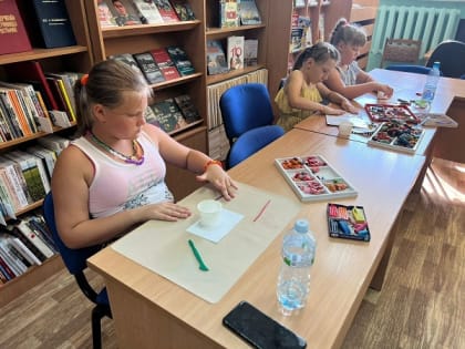 Юные ружане вспомнили цвета радуги и слепили ее из пластилина