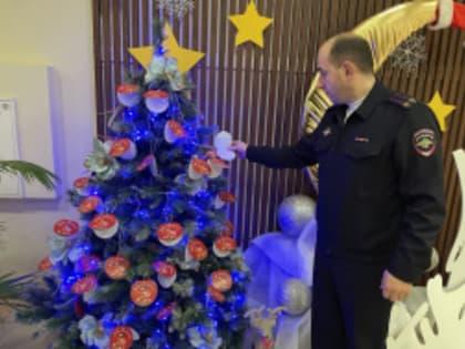 Руководство ОМВД России по г.о. Лобня присоединилось к акции «Ёлка желаний»