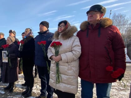 Представители Общественной палаты собрались у Вечного огня, чтобы почтить память павших за Родину, чтобы вспомнить тех, кто нам подарил свободу и мир.