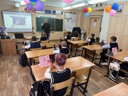 Встреча с нововолковскими школьниками посвящалась Дню мира