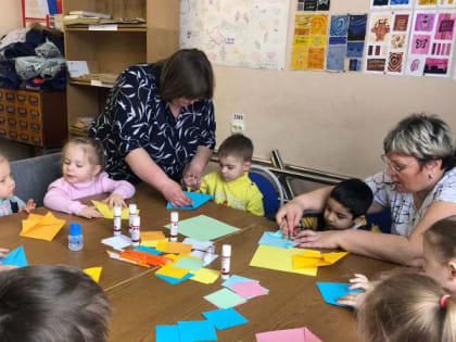 Дошколята Орешек делали подарки для мам в библиотеке