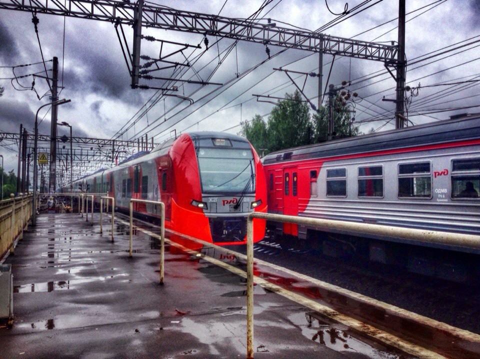 Электричка фото. Электричка. Поезд электричка. Подмосковные электрички. Пригородные электрички.