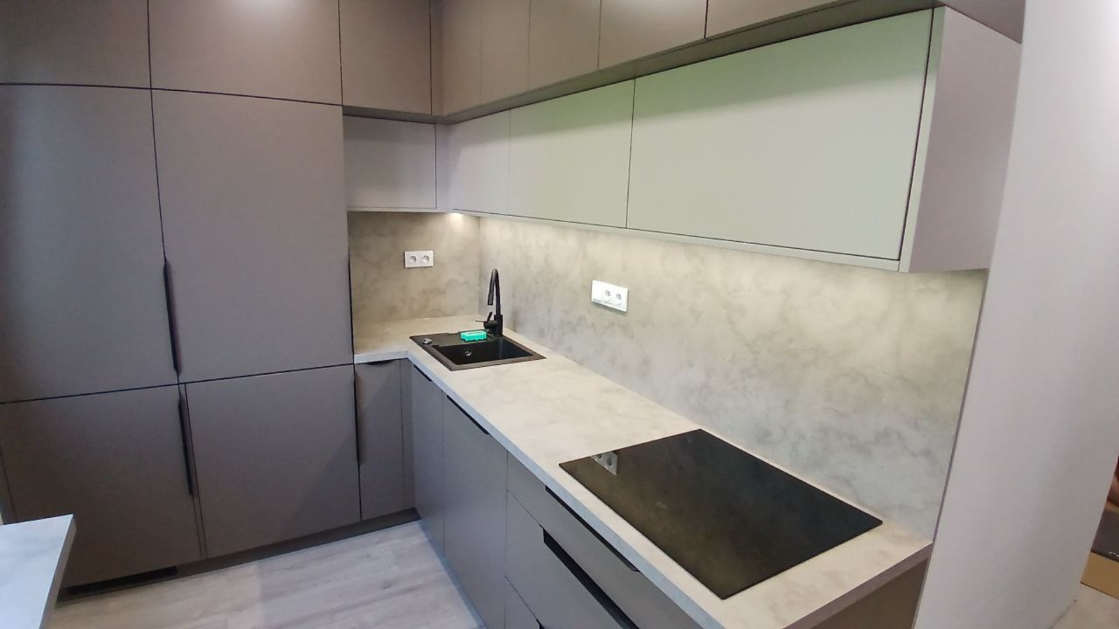 Kuchyně v hnědém dekoru s vestavnou technikou