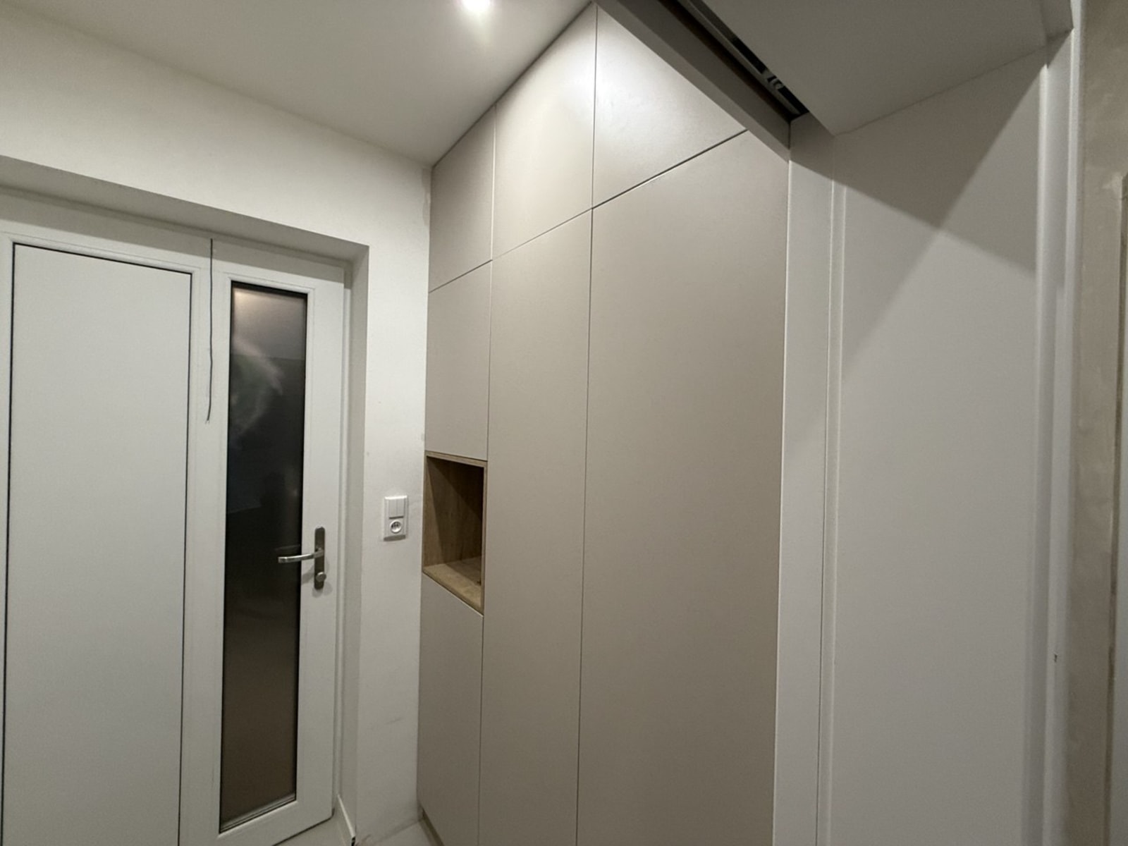 Předsíň na míru se dvěma skříněmi naproti