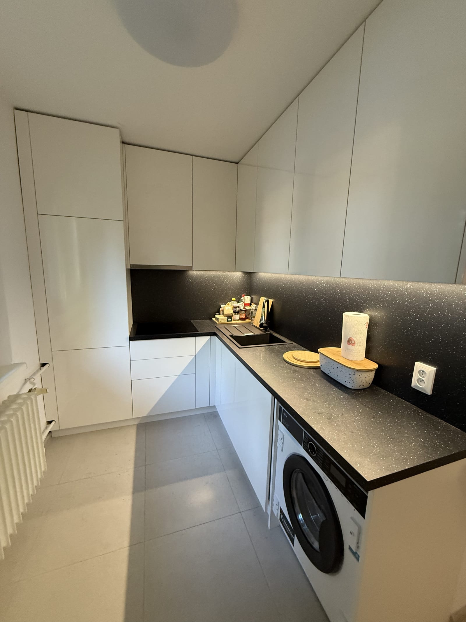 Bílá lesklá kuchyně na míru