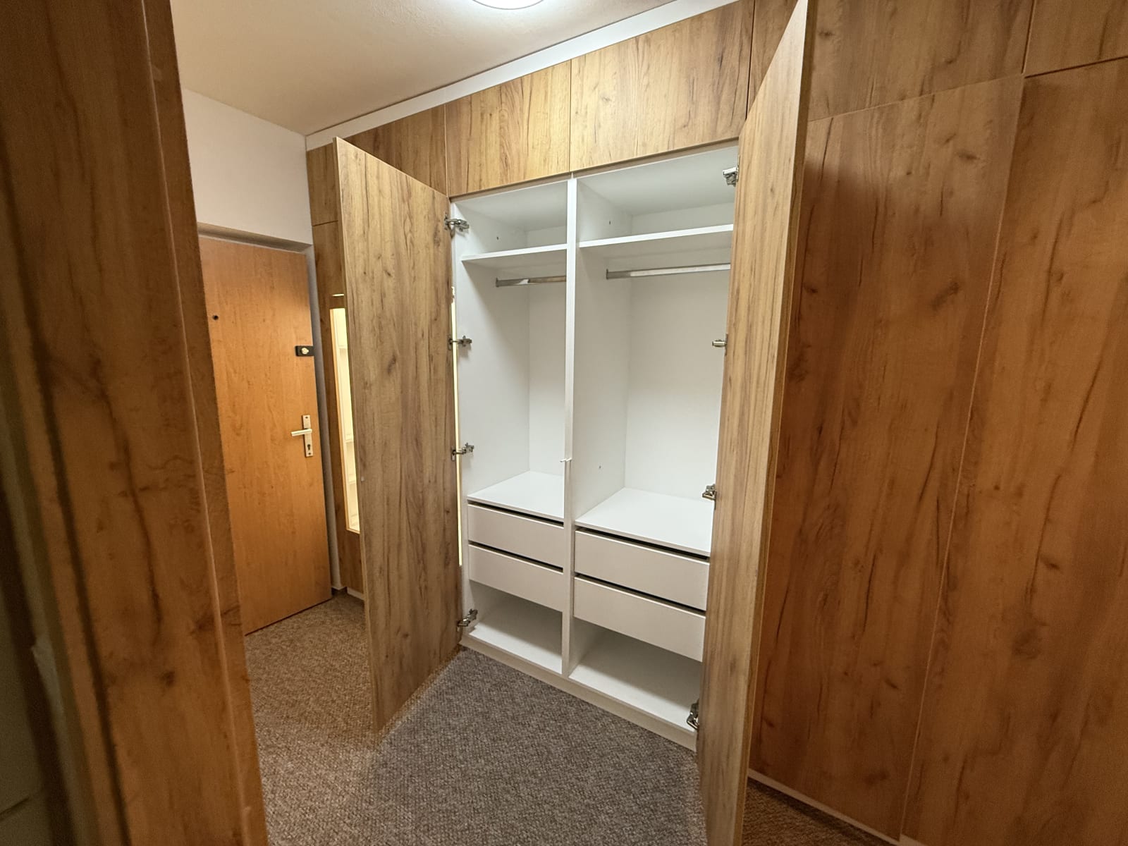 Vestavěná šatní skříň na míru s tyčemi a zásuvkami