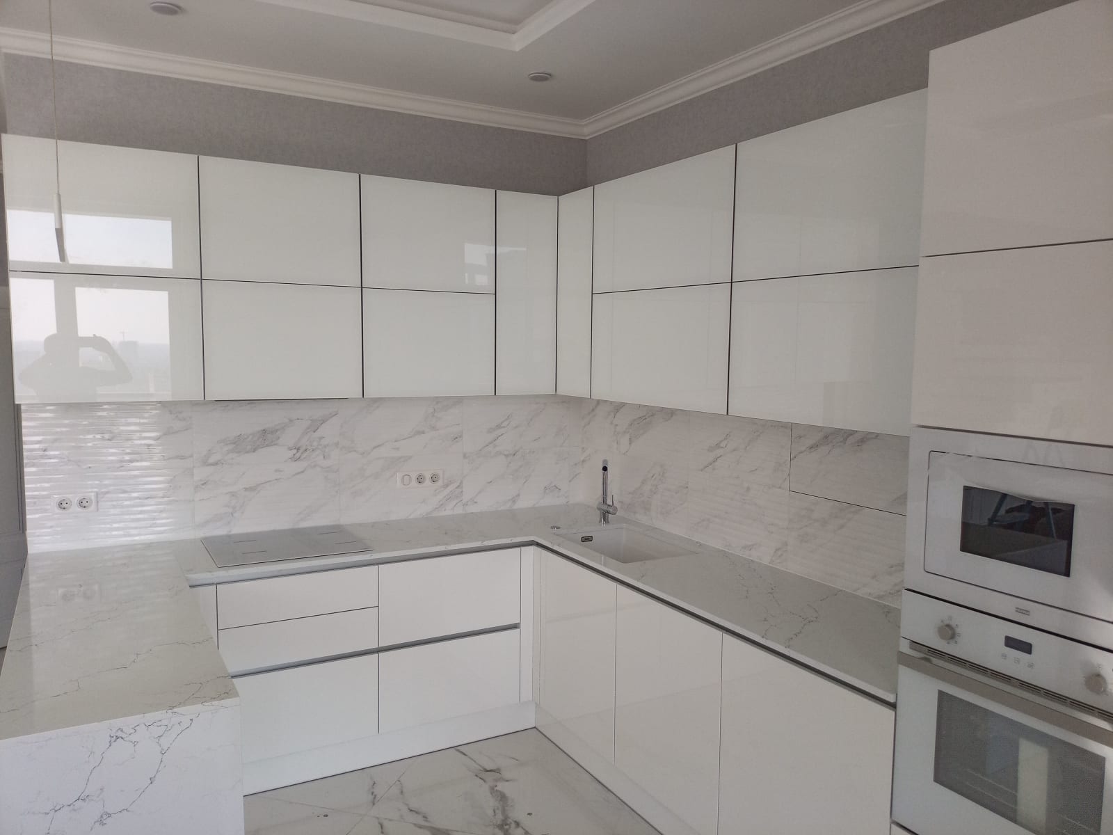 Bílá lesklá kuchyně na míru