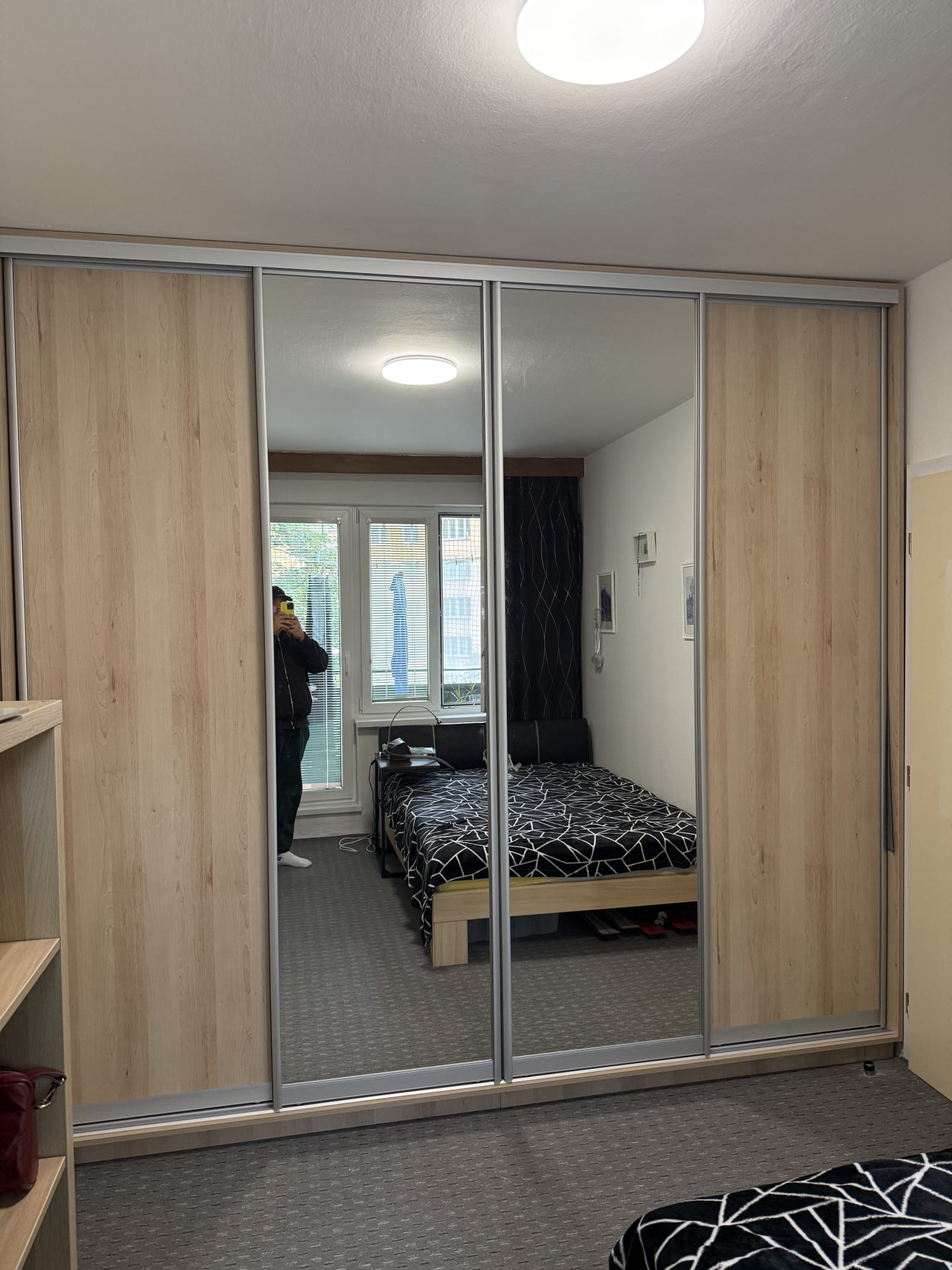 Posuvná skříň se zrcadly a tlumiči