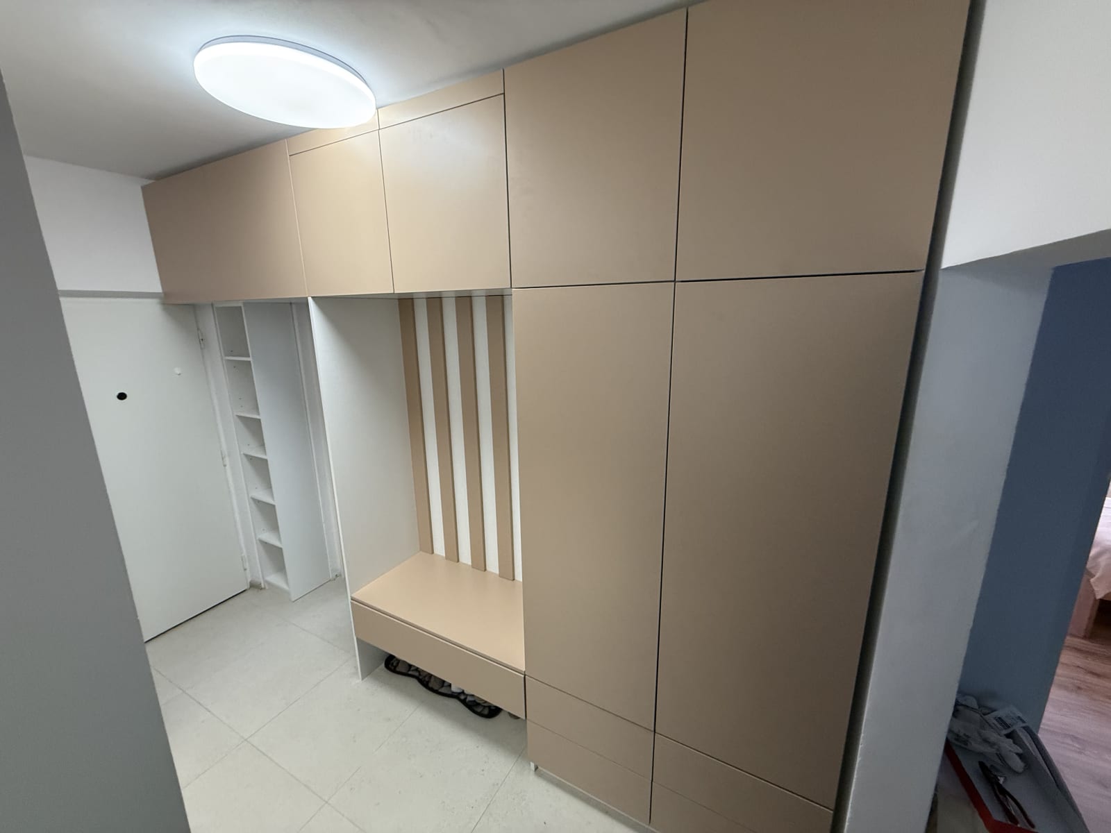 Předsíň na míru se skříní, policemi a lavicí