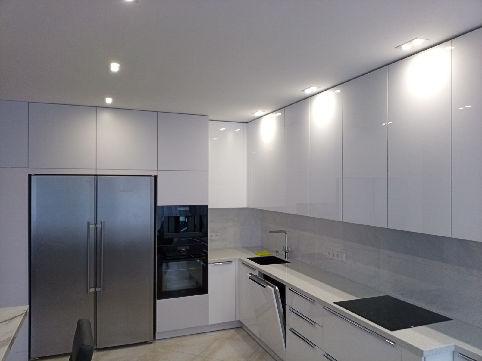 Kuchyně s ostrůvkem, vaření i stolování