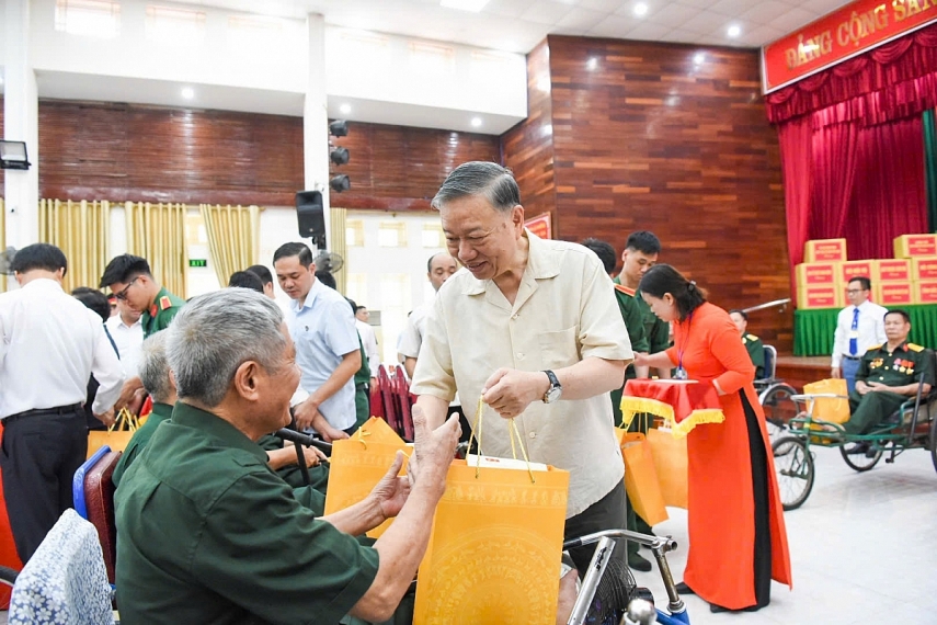 Tổng Bí thư, Chủ tịch nước Tô Lâm thăm và tặng quà thương binh, bệnh binh tại Bắc Ninh