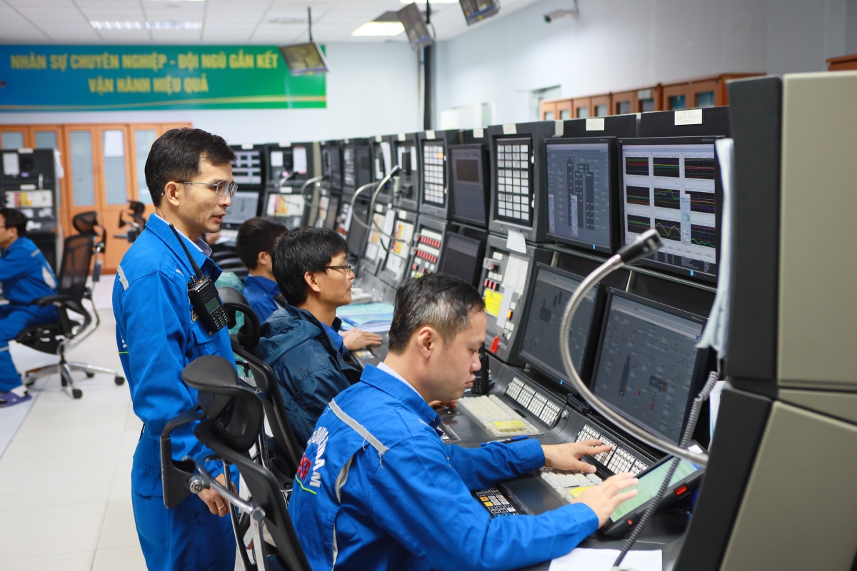Đội ngũ chuyên gia và kỹ sư đang vận hành các hoạt động sản xuất, chế biến tại Nhà máy Lọc dầu Dung Quất, đảm bảo hiệu quả tối ưu. Đội ngũ chuyên gia và kỹ sư đang vận hành các hoạt động sản xuất, chế biến tại Nhà máy Lọc dầu Dung Quất, đảm bảo hiệu quả tối ưu.