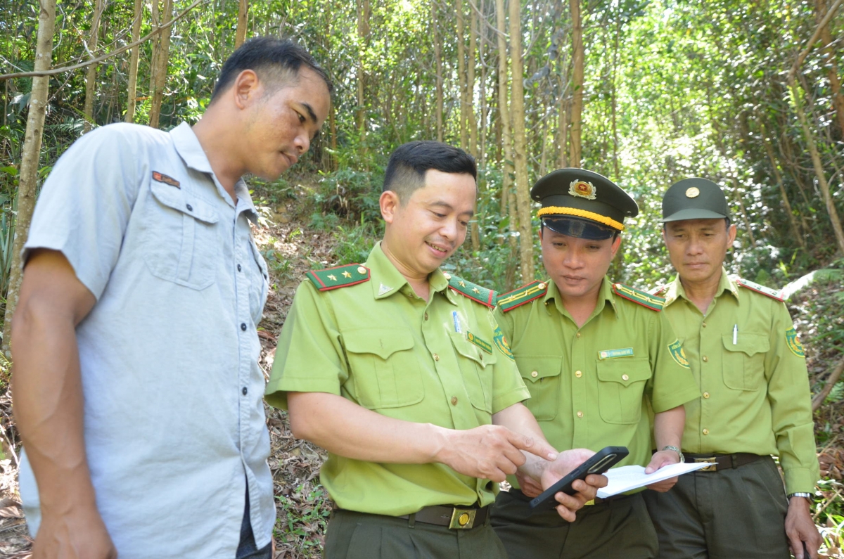 Cán bộ kiểm lâm sử dụng các phần mềm quản lý, bảo vệ rừng trên điện thoại kiểm tra biến động diện tích rừng trên địa bàn và tuyên truyền người dân tuân thủ nghiêm quy định khi đốt thực bì Cán bộ kiểm lâm sử dụng các phần mềm quản lý, bảo vệ rừng trên điện thoại kiểm tra biến động diện tích rừng trên địa bàn và tuyên truyền người dân tuân thủ nghiêm quy định khi đốt thực bì