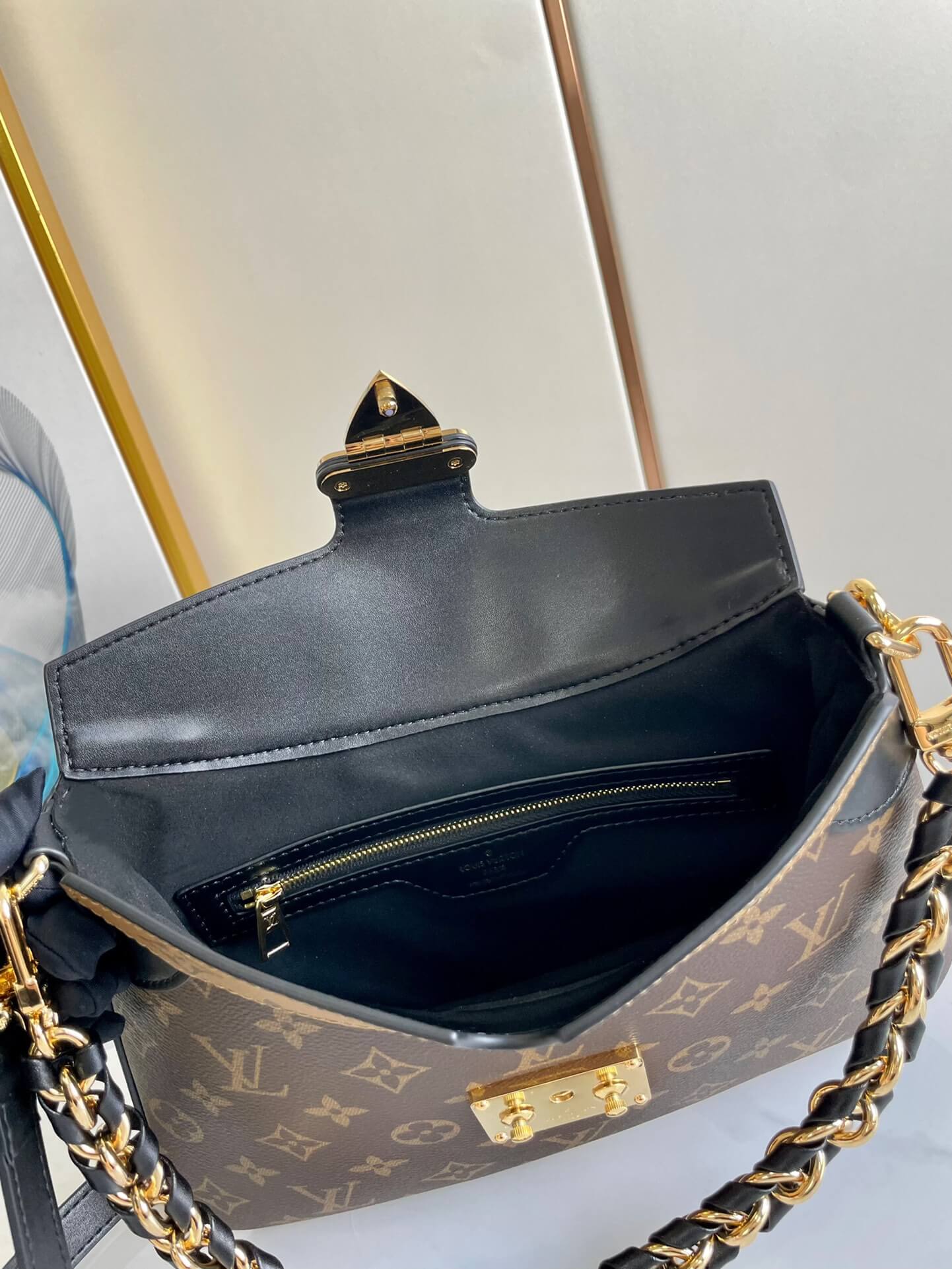 LV TWINNY Presbyopia Chain Crossbody Bag - Image 8