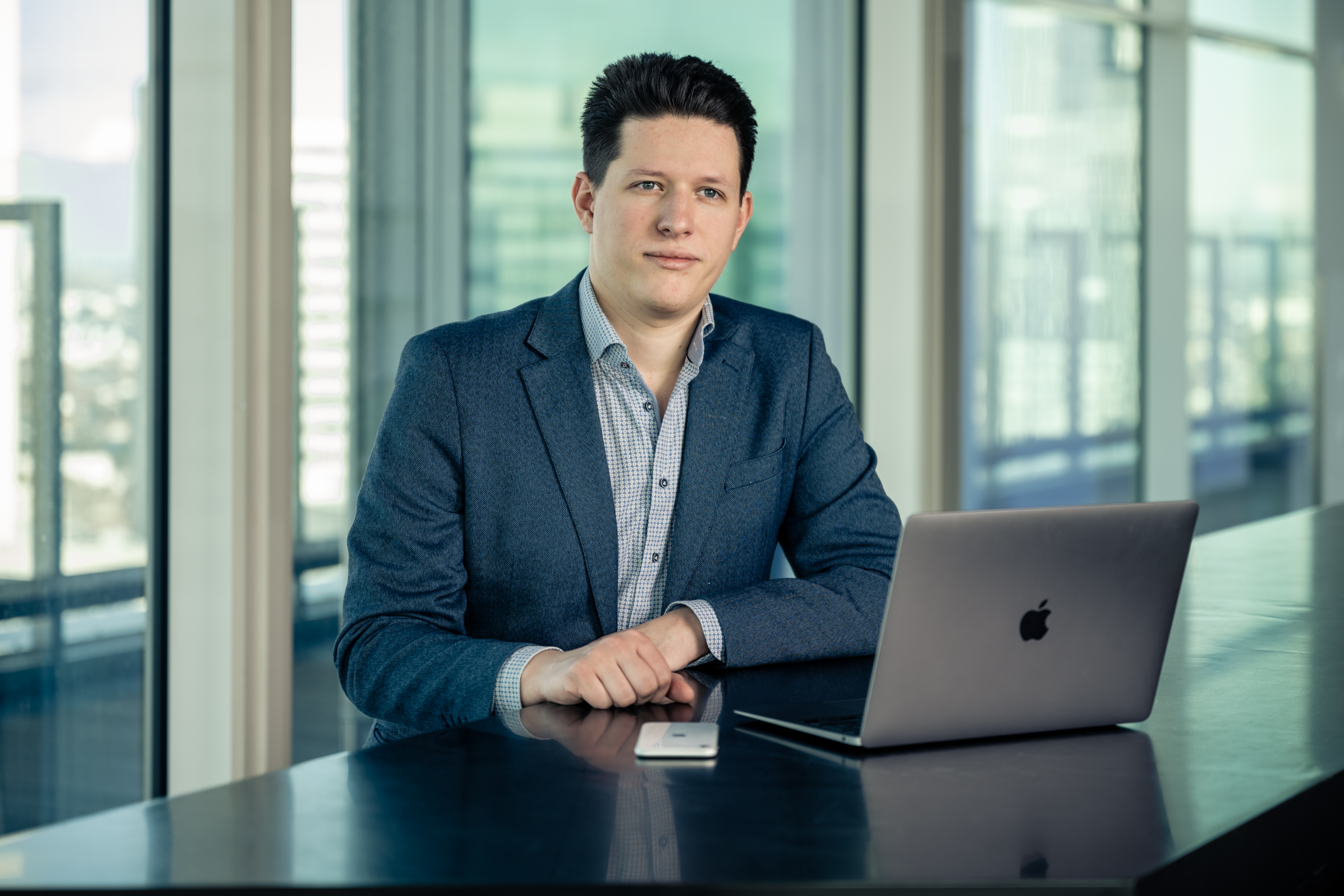Headshot des Unternehmers Mario Stefek