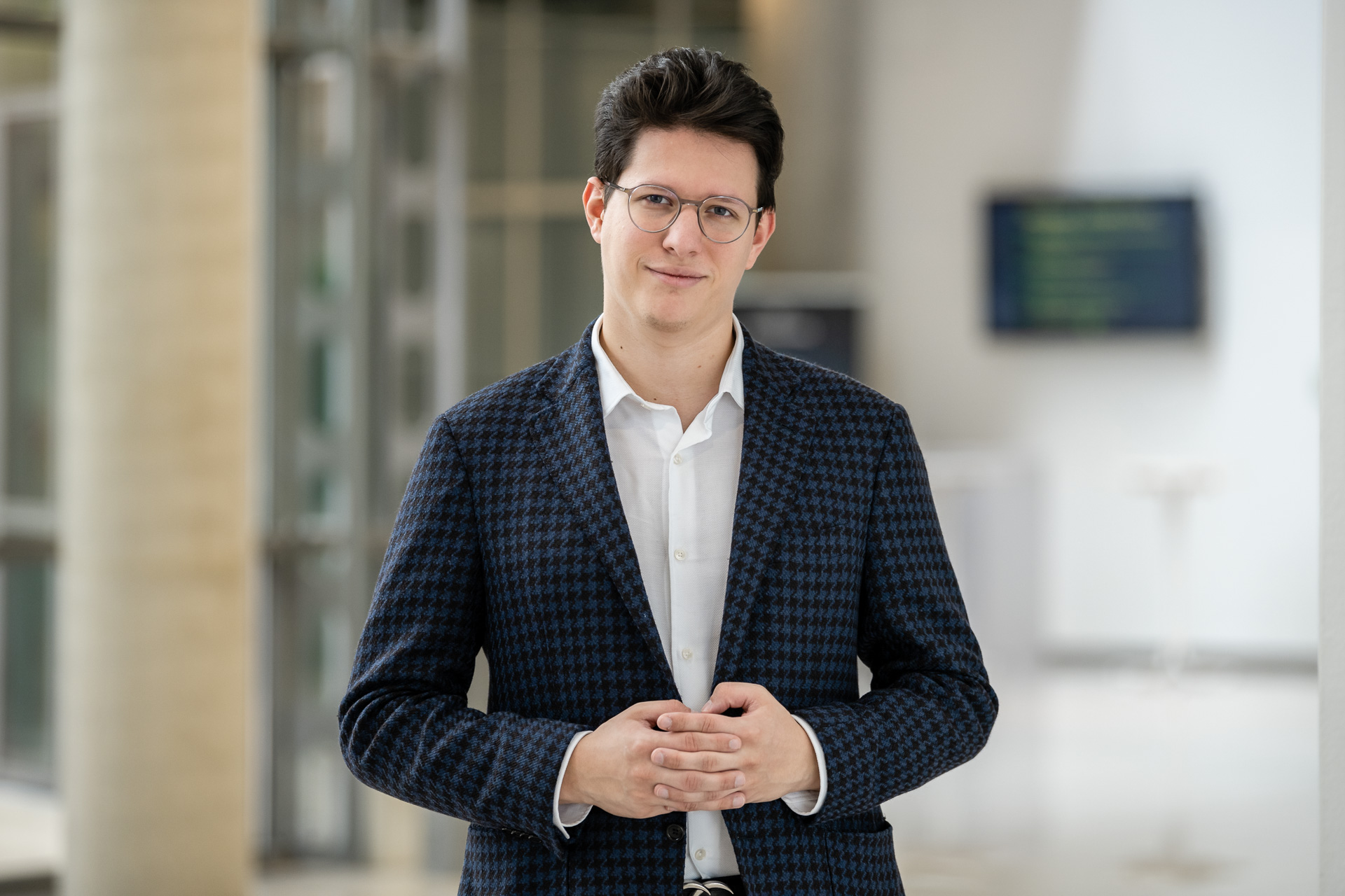 Mario Stefek in modernem Business-Look