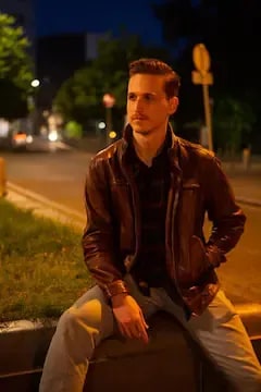 Solo traveler praising Alexander Mils, professional photographer