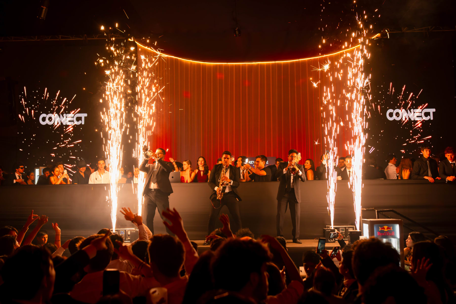 Escenario de la GALA IV con chispas doradas y banda en vivo