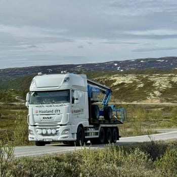 Transport med krokbil (lastebil)