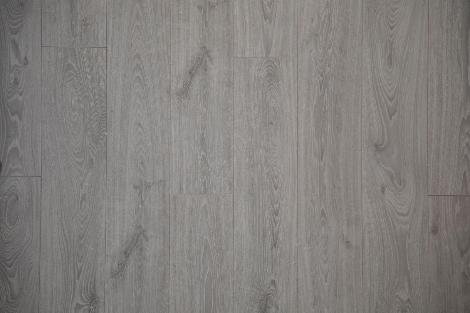 Graues Laminat in Holzoptik als verlegter Bodenbelag aus der Vogelperspektive