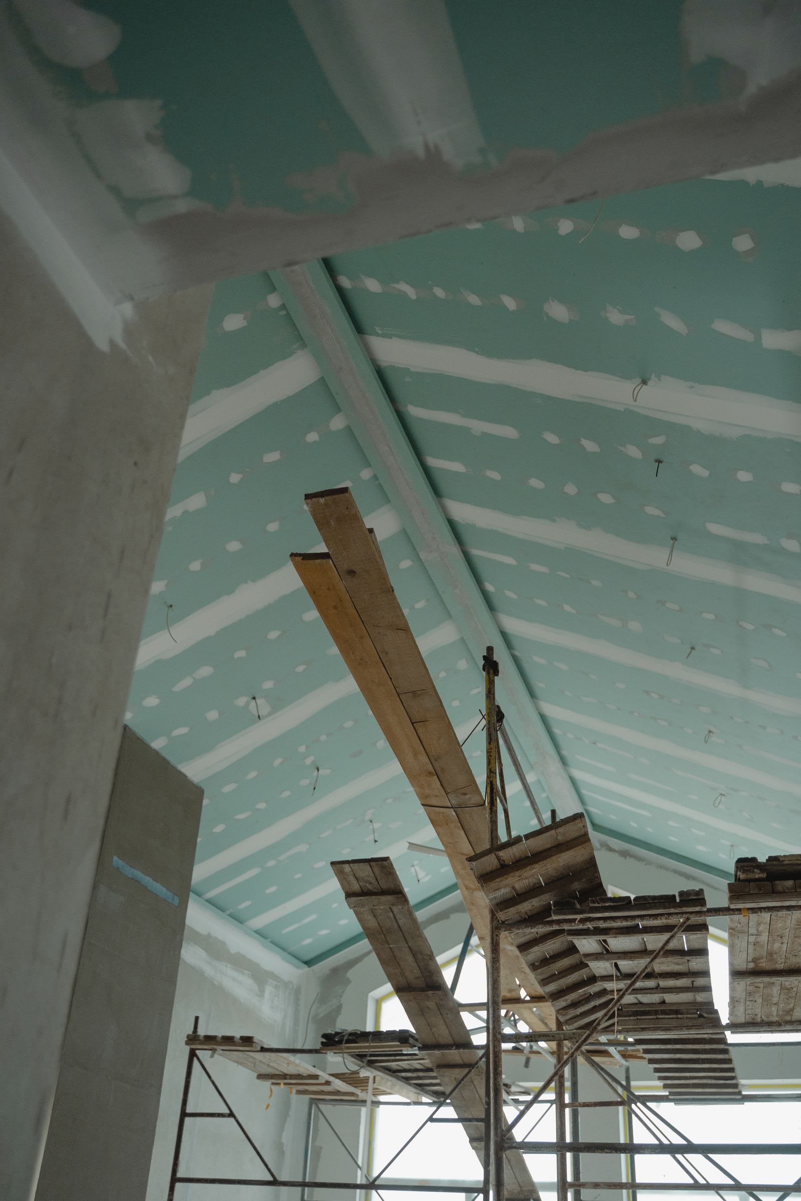 Verspachtelte Trockenbaudecke im Rohbau mit Baugerüst