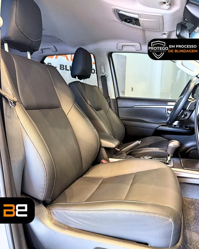 TOYOTA HILUX SW4  2.8 D-4D TURBO DIESEL SRX 7L 4X4 AUTOMÁTICO - foto 6